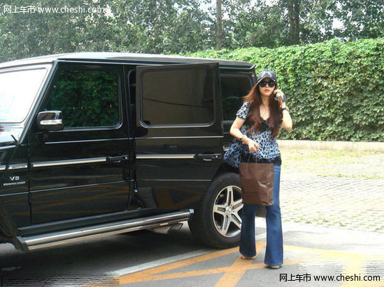 看到我利用特殊手法将她的腿拍的又细又长，她开心的蹦蹦跳跳，生气时撅起小嘴，无意间吐出舌头，这就是本期的主角，一个漂亮、单纯的卡哇伊女孩。