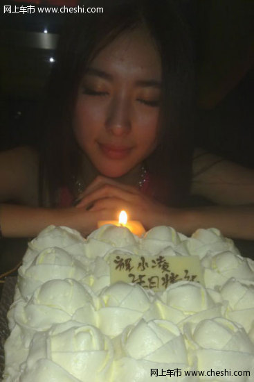 最近“兽兽”翟凌“翻脸门”又给这位话题女不管怎么说还是又增添了一些人气。那么生活中的“兽兽”翟凌是什么样子的呢？就让我集合“兽兽”翟凌的微博生活照一探究竟吧。
