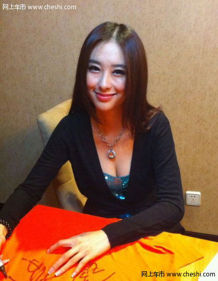 最近“兽兽”翟凌“翻脸门”又给这位话题女不管怎么说还是又增添了一些人气。那么生活中的“兽兽”翟凌是什么样子的呢？就让我集合“兽兽”翟凌的微博生活照一探究竟吧。
