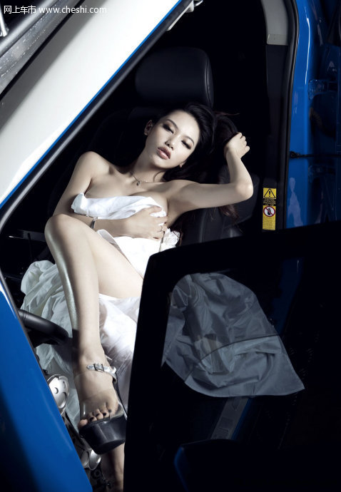 看来这辆车确实够舒适，吸引得这位车模只穿浴巾在车内徘徊。在某种程度上，汽车已经成为都市人的另一处居所，对车完全的依赖，也是生活缺乏安全感的一种体现吧。