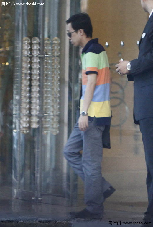 北京，今日，一段“郭德纲谈及李菁何云伟退出掩面痛哭”的视频曝光以后，这对师兄弟的恩怨情仇又被媒体拿到台面上讨论，而日前李菁在亮相时谈及此事讳莫如深地表示“问心无愧”，看样这其中的是是非非，是我们外人所不能理解的。单飞后的李菁生活并未产生明显影响，记者近日便在京城一家著名的涮肉店碰到了李菁，戴着黑色墨镜的他驾驶宝马5系座驾，与两位朋友共吃涮肉补体。随着天色逐渐变黑，三人走出饭店，但李菁并未回家，而是驾车直接进了一家奢华洗浴城享受，截至记者深夜离开，仍未见李菁离去。