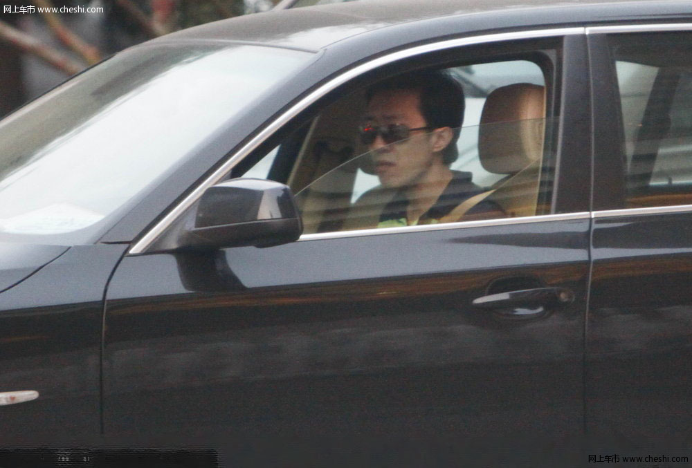 北京，今日，一段“郭德纲谈及李菁何云伟退出掩面痛哭”的视频曝光以后，这对师兄弟的恩怨情仇又被媒体拿到台面上讨论，而日前李菁在亮相时谈及此事讳莫如深地表示“问心无愧”，看样这其中的是是非非，是我们外人所不能理解的。单飞后的李菁生活并未产生明显影响，记者近日便在京城一家著名的涮肉店碰到了李菁，戴着黑色墨镜的他驾驶宝马5系座驾，与两位朋友共吃涮肉补体。随着天色逐渐变黑，三人走出饭店，但李菁并未回家，而是驾车直接进了一家奢华洗浴城享受，截至记者深夜离开，仍未见李菁离去。