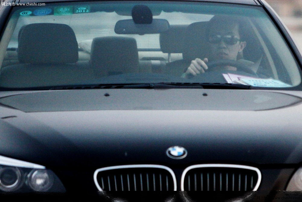 北京，今日，一段“郭德纲谈及李菁何云伟退出掩面痛哭”的视频曝光以后，这对师兄弟的恩怨情仇又被媒体拿到台面上讨论，而日前李菁在亮相时谈及此事讳莫如深地表示“问心无愧”，看样这其中的是是非非，是我们外人所不能理解的。单飞后的李菁生活并未产生明显影响，记者近日便在京城一家著名的涮肉店碰到了李菁，戴着黑色墨镜的他驾驶宝马5系座驾，与两位朋友共吃涮肉补体。随着天色逐渐变黑，三人走出饭店，但李菁并未回家，而是驾车直接进了一家奢华洗浴城享受，截至记者深夜离开，仍未见李菁离去。