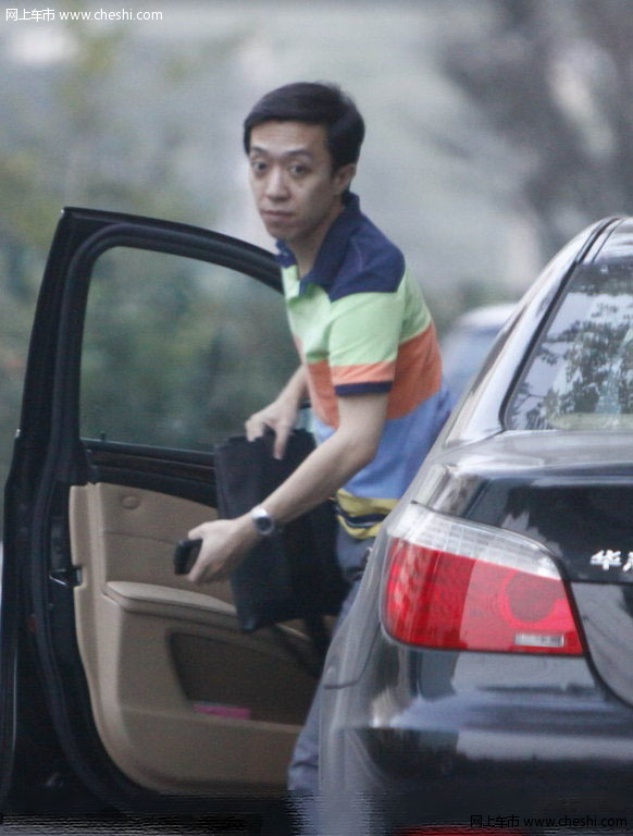 北京，今日，一段“郭德纲谈及李菁何云伟退出掩面痛哭”的视频曝光以后，这对师兄弟的恩怨情仇又被媒体拿到台面上讨论，而日前李菁在亮相时谈及此事讳莫如深地表示“问心无愧”，看样这其中的是是非非，是我们外人所不能理解的。单飞后的李菁生活并未产生明显影响，记者近日便在京城一家著名的涮肉店碰到了李菁，戴着黑色墨镜的他驾驶宝马5系座驾，与两位朋友共吃涮肉补体。随着天色逐渐变黑，三人走出饭店，但李菁并未回家，而是驾车直接进了一家奢华洗浴城享受，截至记者深夜离开，仍未见李菁离去。