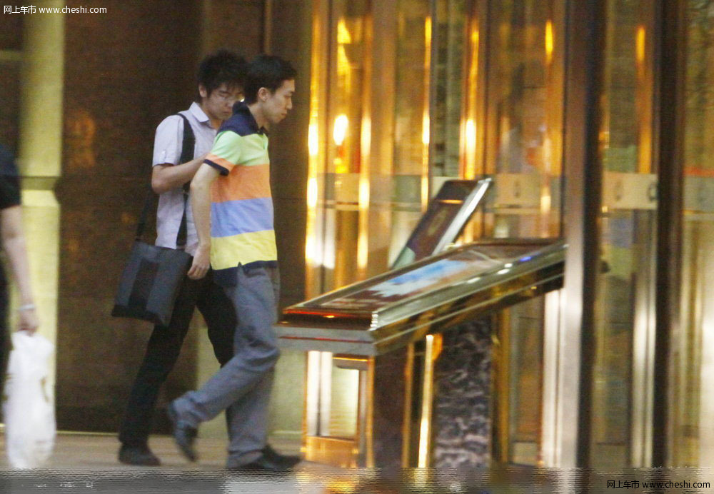 心情无比激荡 比基尼美女车模的艳媚午夜