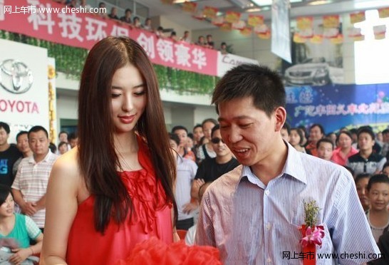 翻脸门后火辣红裙亮相