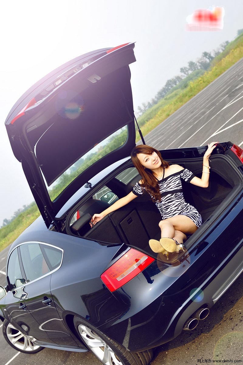斑马纹美眉协同奥迪S5时尚大片