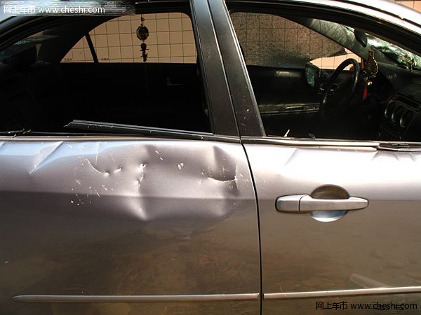 惨不忍睹 和小三玩车震被老婆逮住的后果