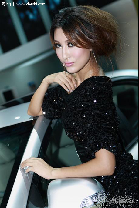 车模烟熏妆“熟”理念 