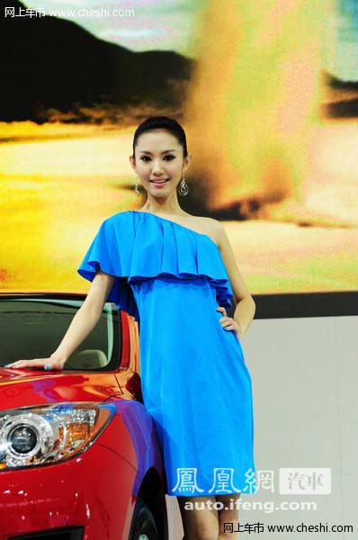 南京车展亲和车模 红缎旗袍辉映天价宾利
