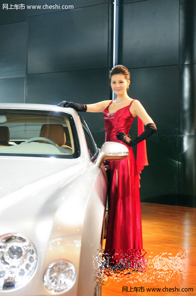 南京车展亲和车模 红缎旗袍辉映天价宾利