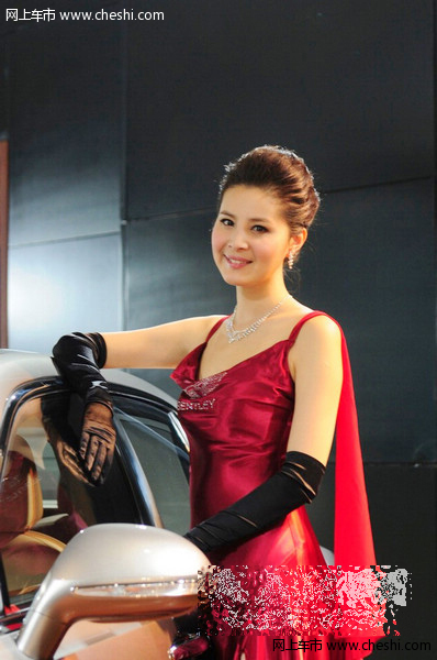南京车展亲和车模 红缎旗袍辉映天价宾利