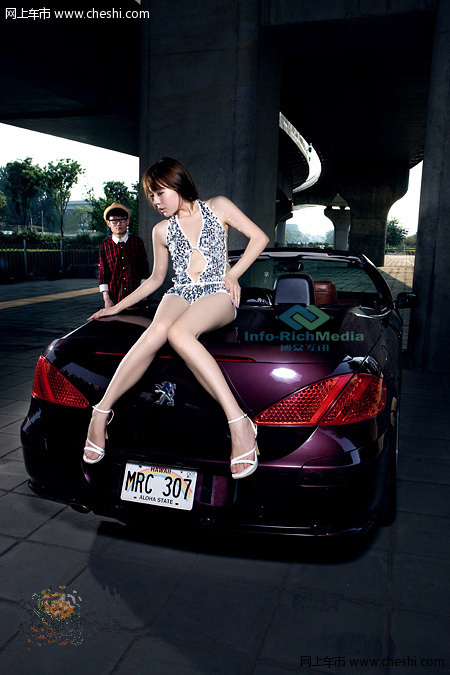 光影和身形巧妙融合 美女演绎法式性感