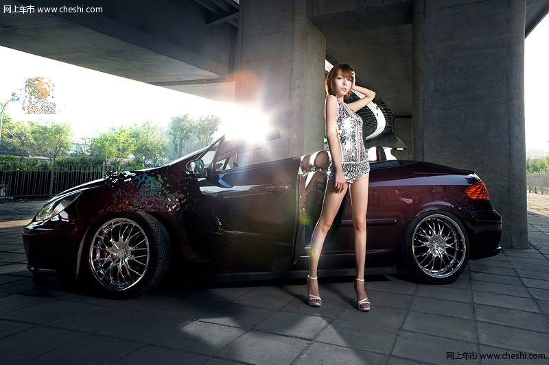 光影和身形巧妙融合 美女演绎法式性感