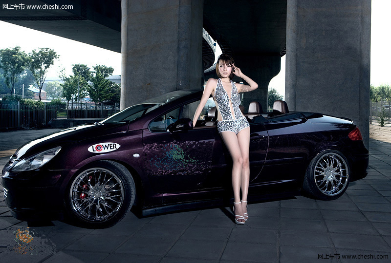 光影和身形巧妙融合 美女演绎法式性感