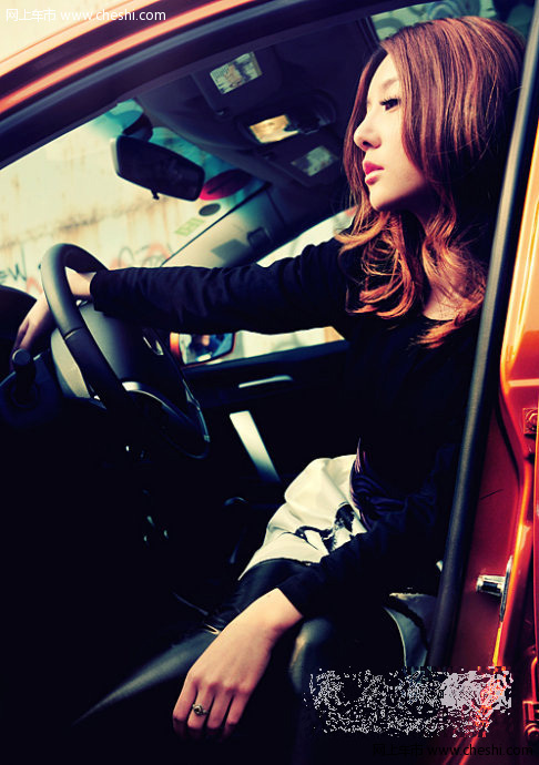 橙色美女黑白寂寞 销魂的姿势也无法剔除