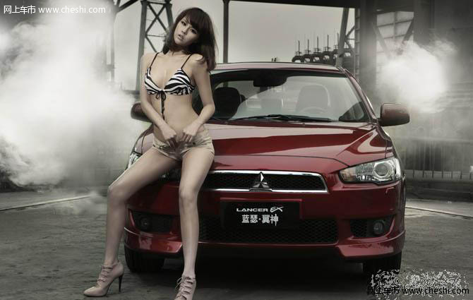 似韩国范儿性感车模亮相 窈窕身段晒美艳