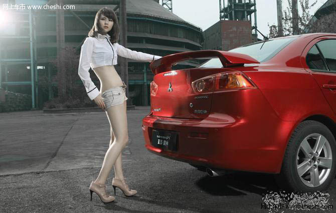 似韩国范儿性感车模亮相 窈窕身段晒美艳