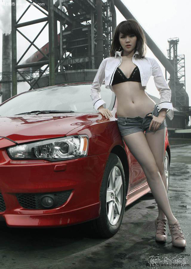 似韩国范儿性感车模亮相 窈窕身段晒美艳