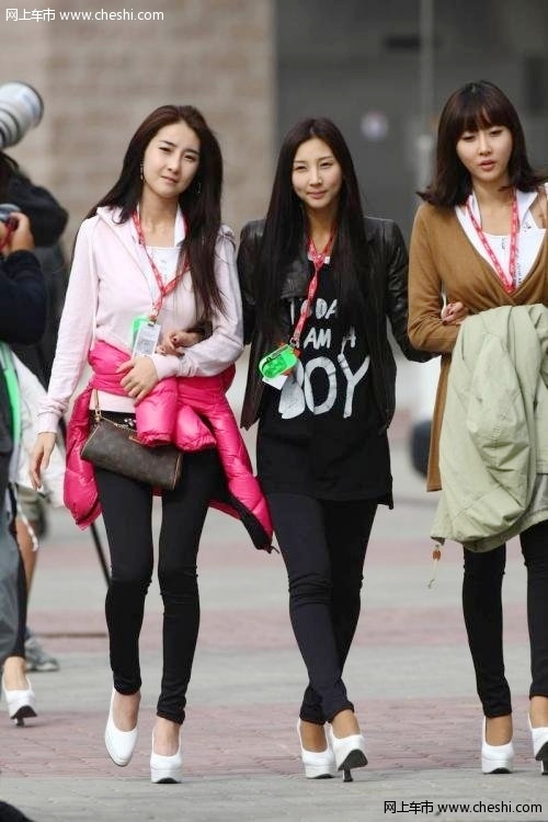 F1韩国站性感车模亮相 窈窕身段晒美艳