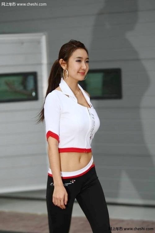 F1韩国站性感车模亮相 窈窕身段晒美艳