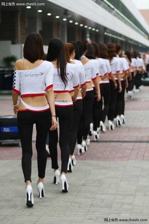 F1韩国站性感车模亮相 窈窕身段晒美艳
