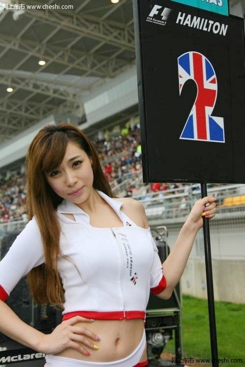 F1韩国站性感车模亮相 窈窕身段晒美艳