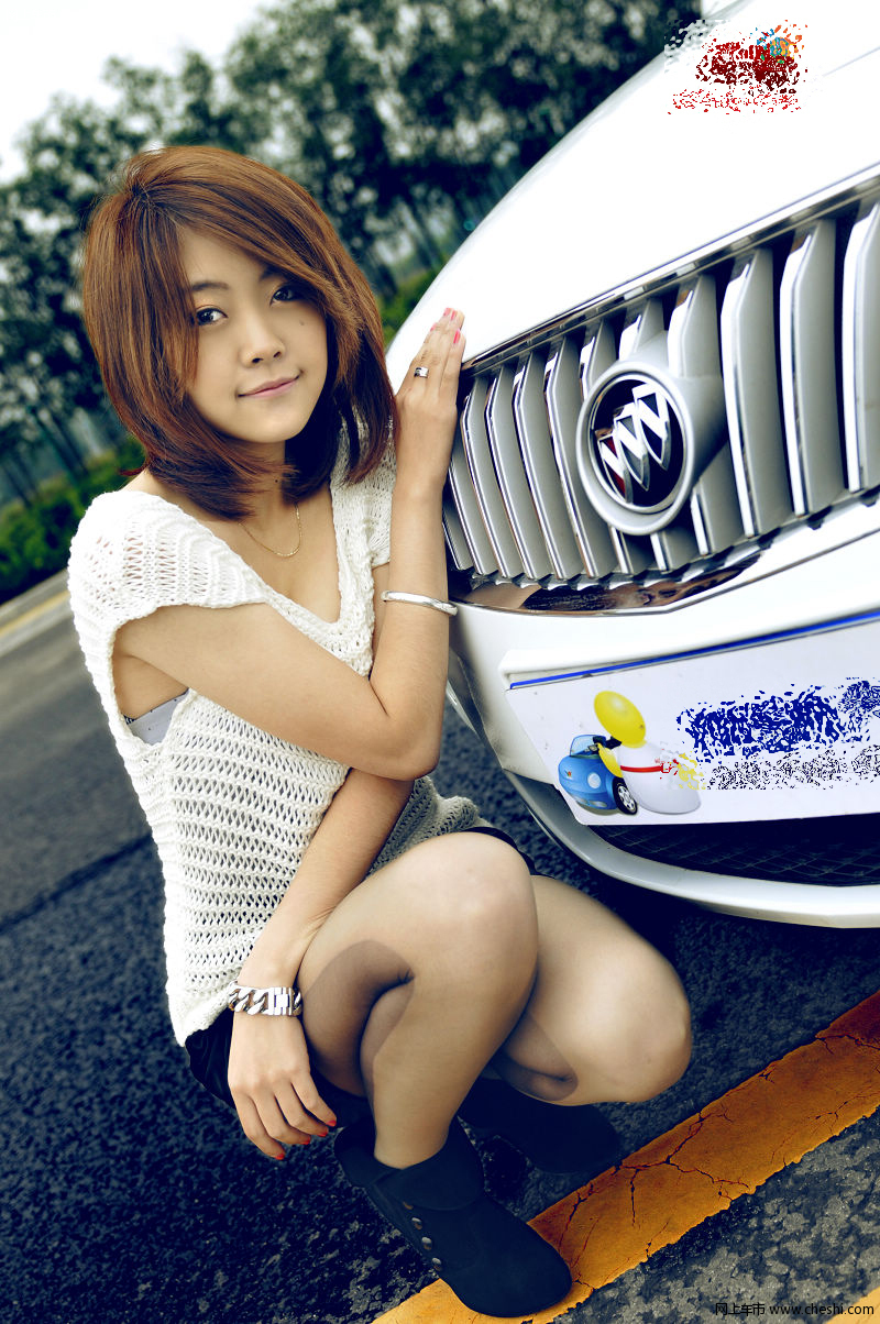 日范美眉黑白配 尽显苗条身材+忧郁眼神