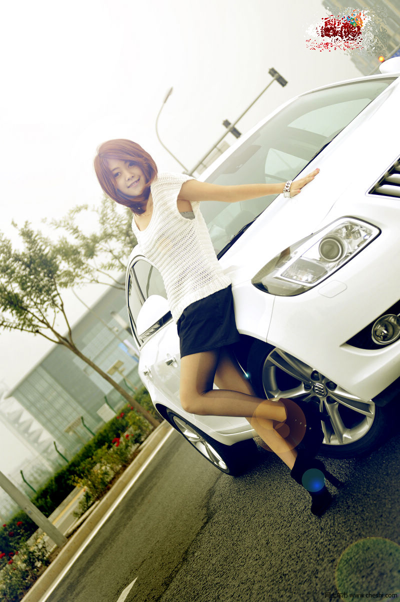 日范美眉黑白配 尽显苗条身材+忧郁眼神