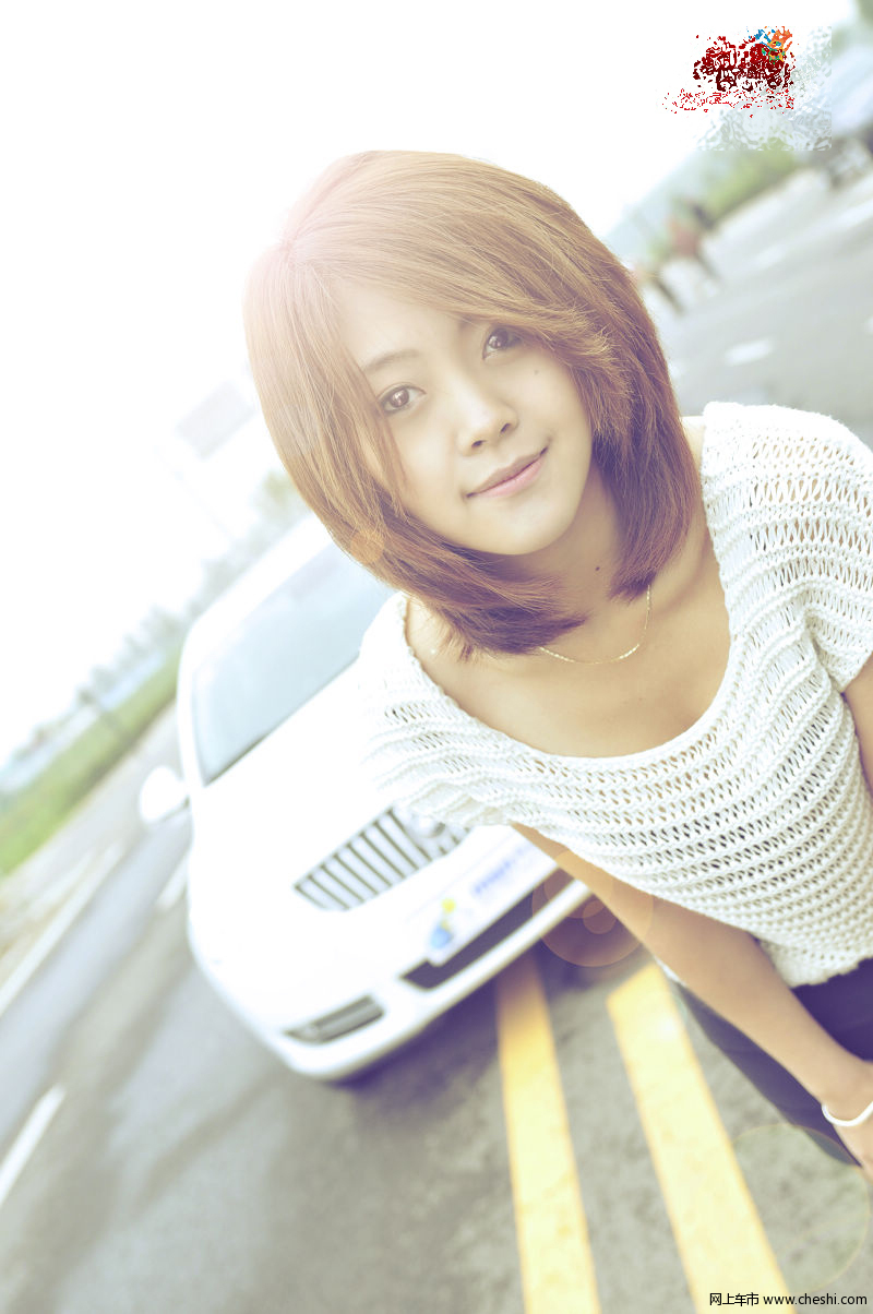 日范美眉黑白配 尽显苗条身材+忧郁眼神