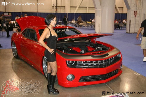 “波涛汹涌”美国大模 演绎狂野性感之魂