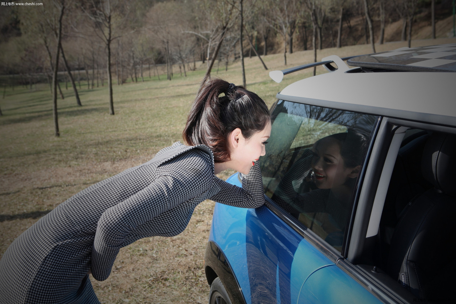 野外魅动车影 长腿美模与MINI的自在写真
