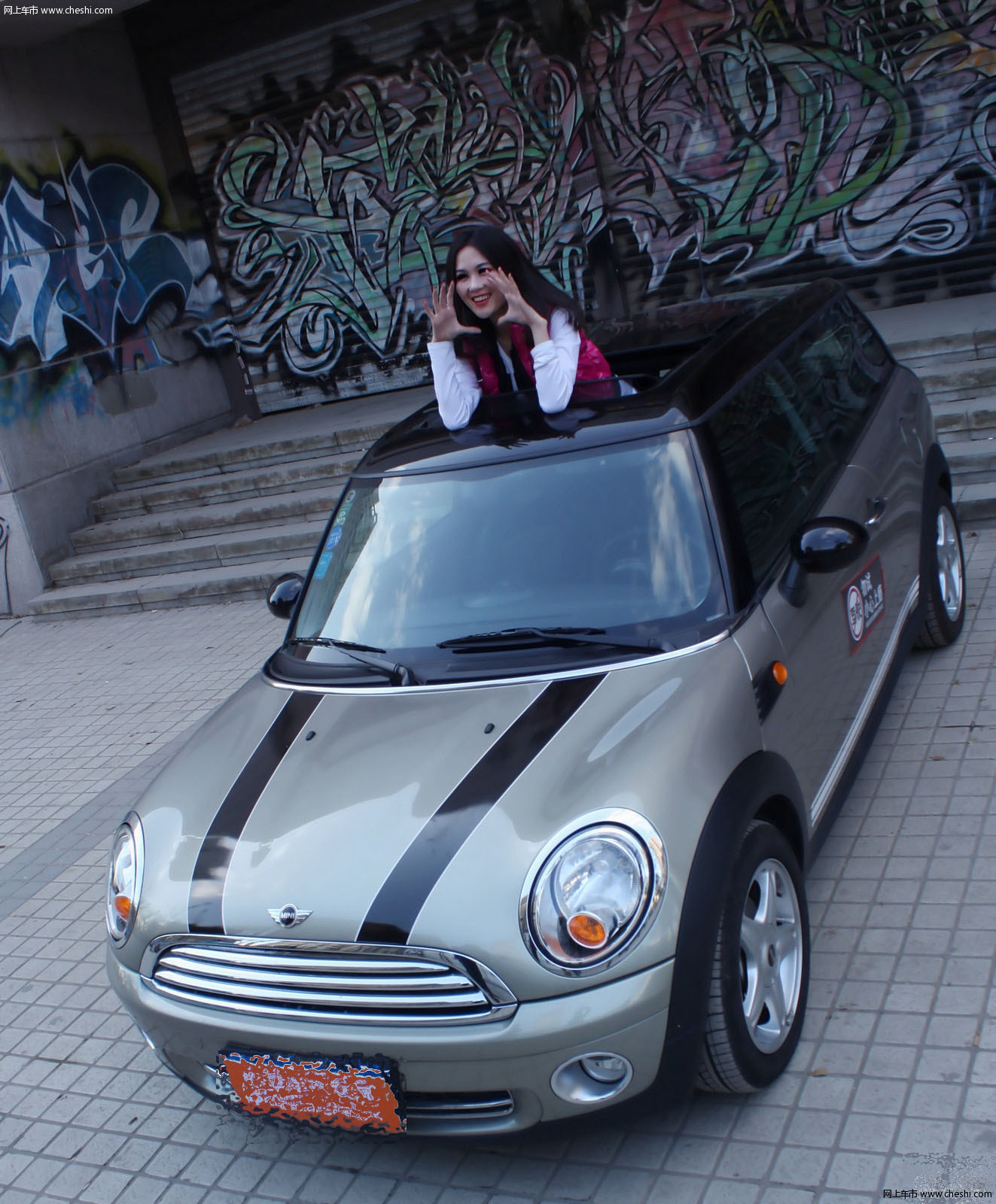 野外魅动车影 长腿美模与MINI的自在写真