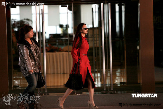 张雨绮-贵气打扮出行 换豪车-揽胜显霸气