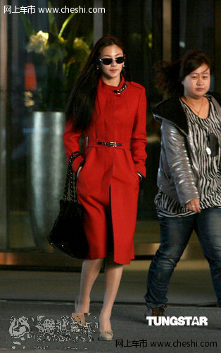 张雨绮-贵气打扮出行 换豪车-揽胜显霸气