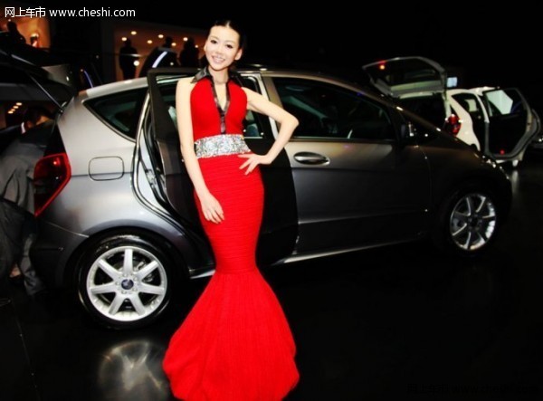 发哥干女儿傲人曲线