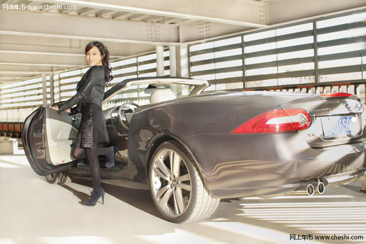 都市美女搭配捷豹XK 