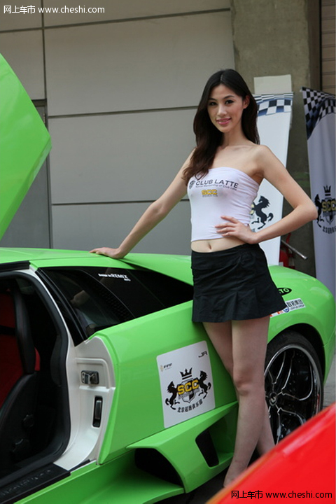 美丽大妞彰显无敌身材