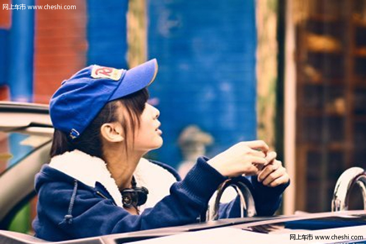 阳光美女渲染小狮子