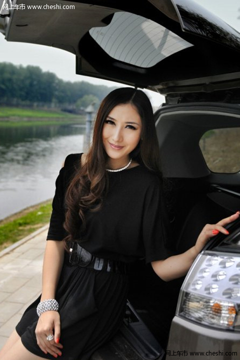 车外黑色性感亮丽 车内白色甜美可人
