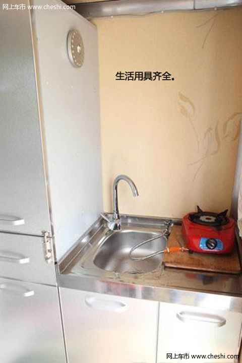 夫妇在货车内蜗居