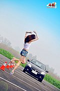 一边是空旷的测试场、轰鸣的引擎、刺耳的胎叫、轮胎摩擦冒出的浓烟，一边是清纯的少女、性感的着装、曼妙的身材、迷人的笑脸。这个时代流行混搭！！！