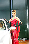 南京车展亲和车模 红缎旗袍辉映天价宾利