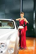 南京车展亲和车模 红缎旗袍辉映天价宾利