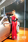 南京车展亲和车模 红缎旗袍辉映天价宾利