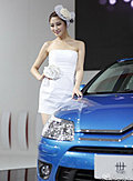天府车展惊现靓丽白衣嫩模 其貌-靓可倾城