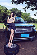 高挑美女情迷SUV