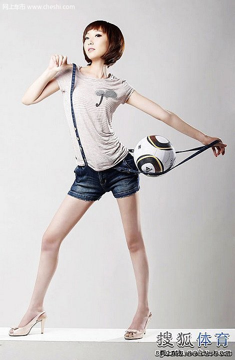 搜狐非常天使选手李悠，是来自吉林长春的。今年24岁，身高1.68米，体重48公斤。李悠是个水瓶座A型血的女生。生活中的她比较理性，喜欢新鲜的事物，向往自由自在的生活。“我觉得自己的性格时而开朗时而安静，视具体环境而定。和相熟的朋友在一起时我很活泼；但是每到一个陌生的环境，我通常比较低调，给人感觉不太容易接近。”李悠如是说。