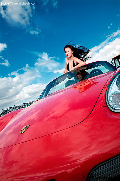 在阳光灿烂的日子,我和红色有个约会,虽然内心静若止水,红色迸发出的激情,使我心潮澎湃,是生活太平静了吗?内心如火的激情,总是需要反复的点燃,轻轻很多往事已去,但求青春无悔……