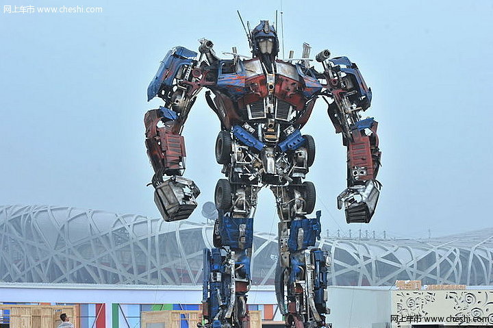 10米巨型变形金刚“擎天柱”降临鸟巢